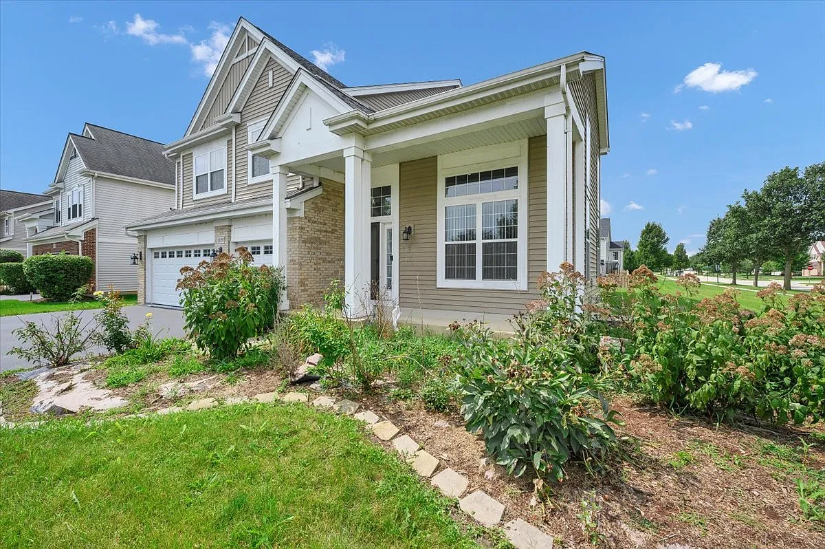5 bed, 3.5 bath, 4593 sqft, $4,200 — Photo 3