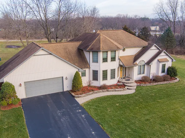 206 Deer Paint Dr, Dixon, IL 61021