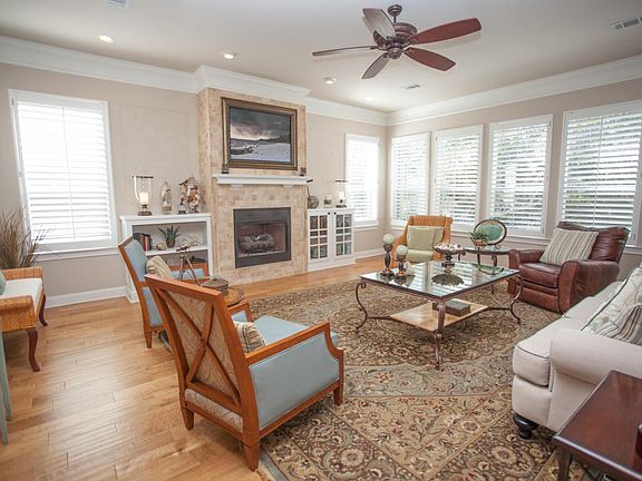 Living room - Hardwood Floors