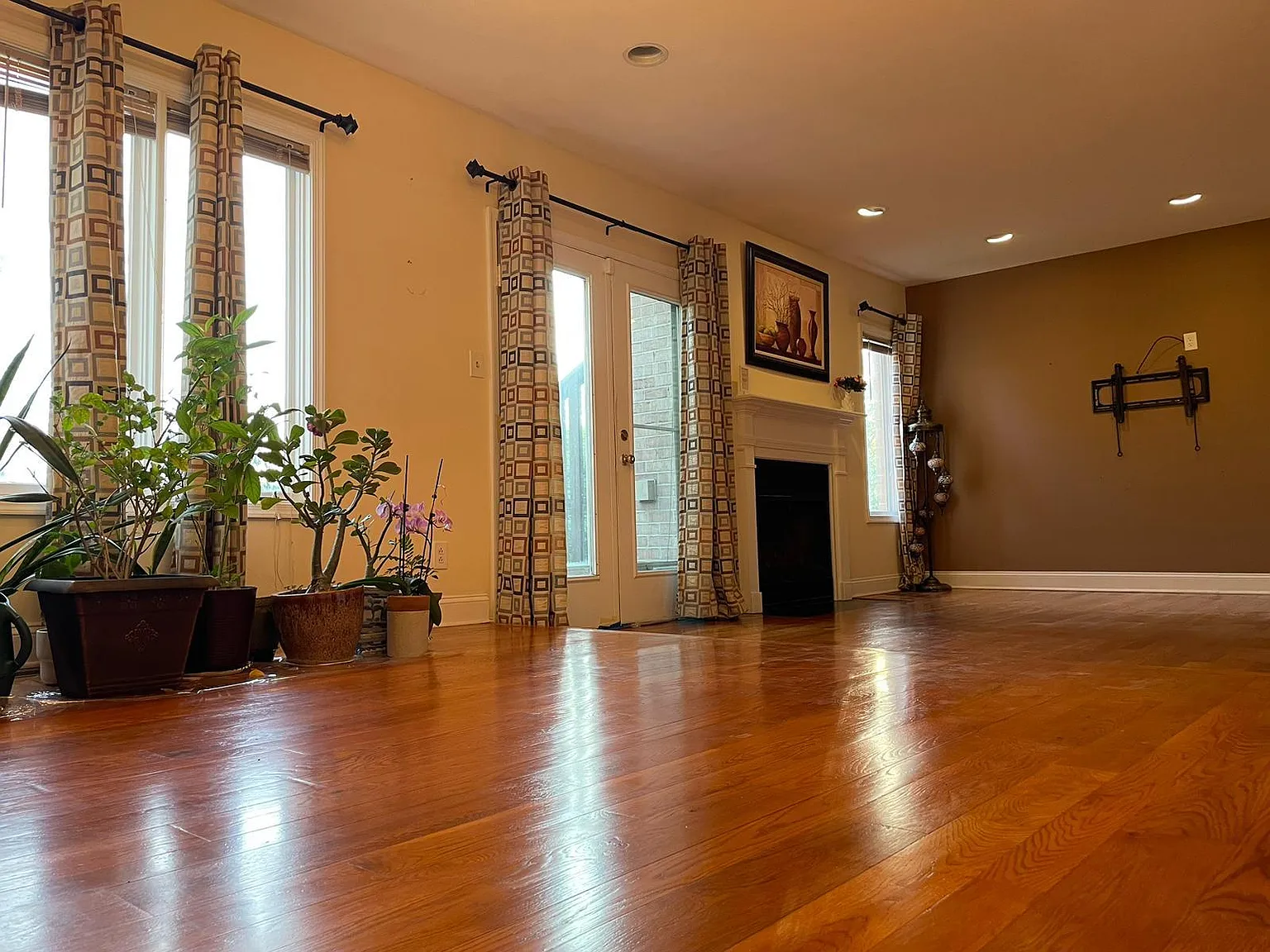 4 bed, 2.5 bath, 2741 sqft, $3,800 — Photo 2