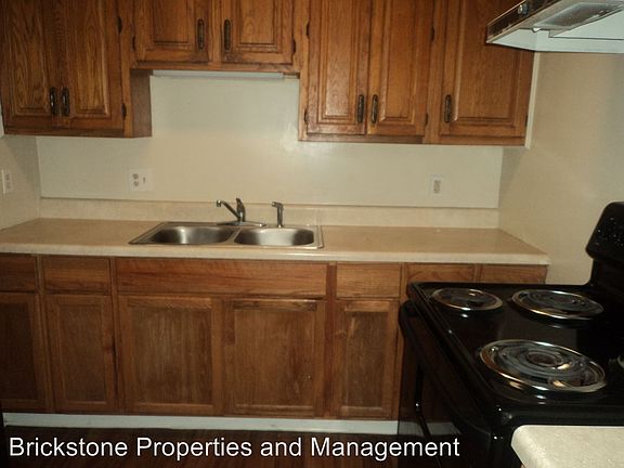 5th image of 927 Huron St