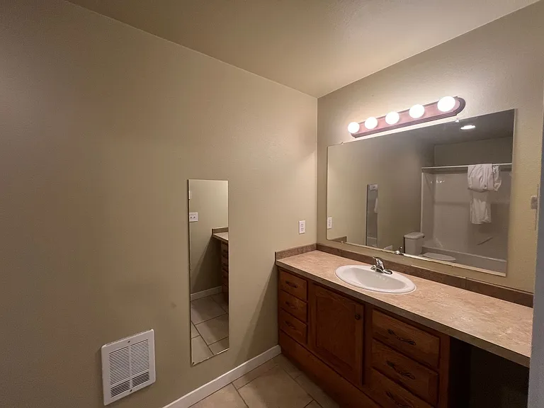 909 Gladstone St — Photo 14