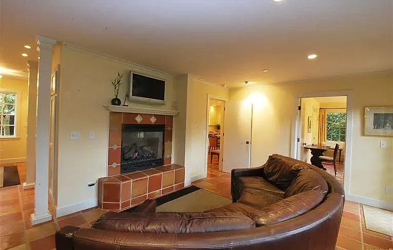 306 1st St E — Photo 6
