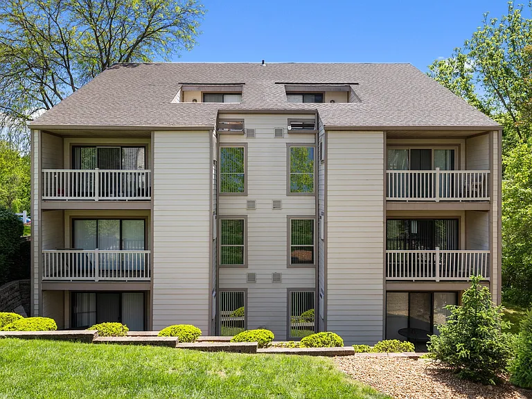 Exterior of Pebble Point Apartments
