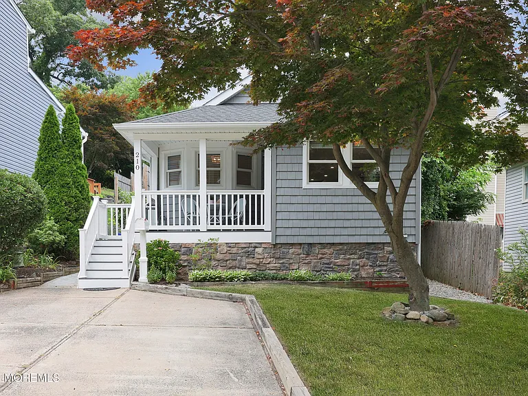 210 Linden Ave — Photo 2