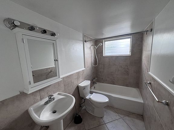 4th image of 610 NE 29th Dr #2