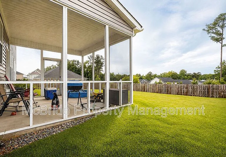 560 Hampton Dr — Photo 21