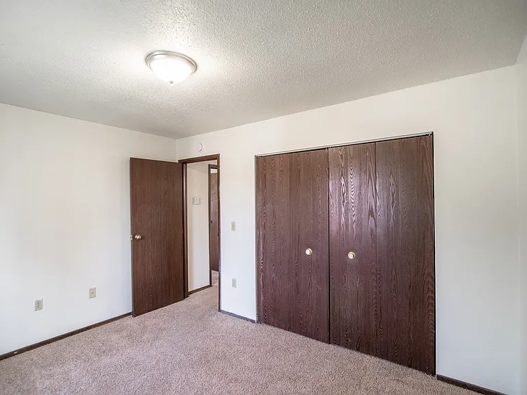 Rosser Apartments — Photo 13