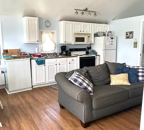 3rd image of 2740 Sandon Cir #11