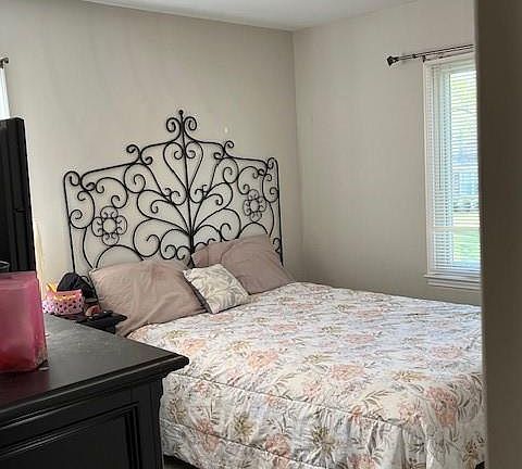 3rd image of 4 Woodcreek Ct