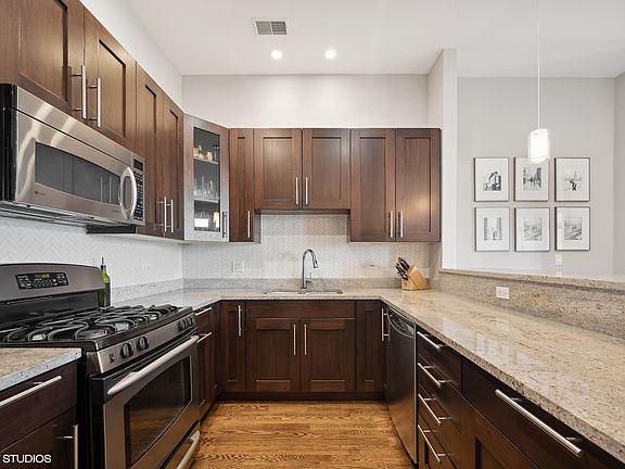 5th image of 3432 N Southport Ave #Penthouse