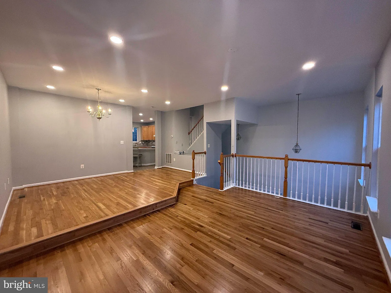 3 bed, 2.5 bath, 2550 sqft, $3,300 — Photo 2