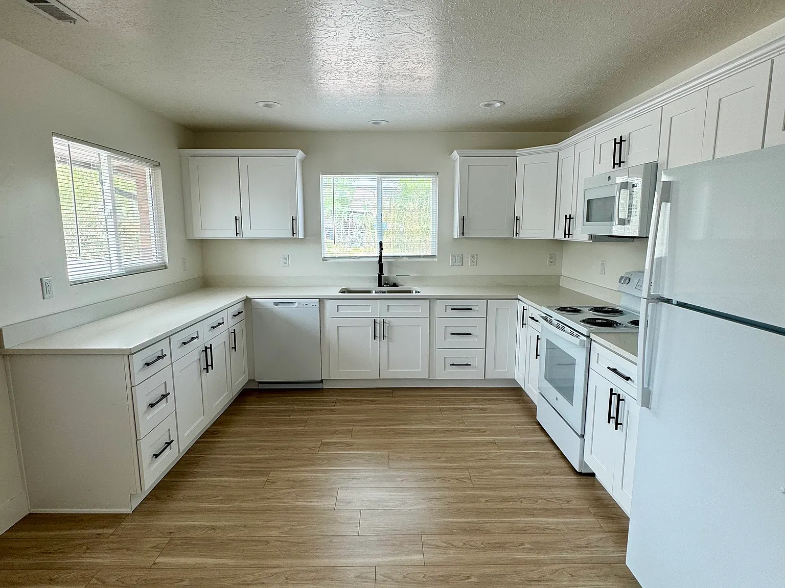 2 bed, 1160 sqft, $1,600 — Photo 2