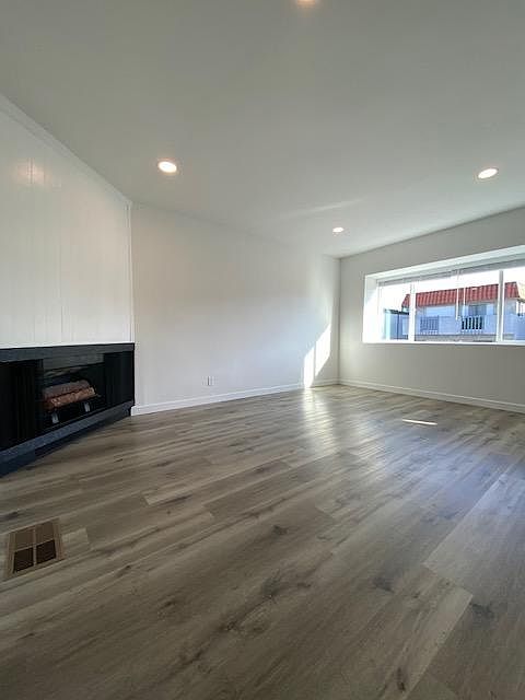 Large Living Room with Lots of Light