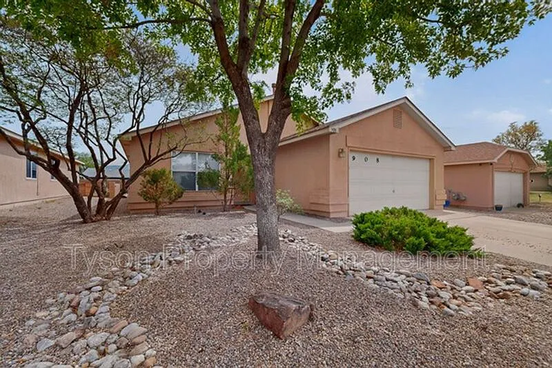 3 bed, 2.0 bath, 1343 sqft, $1,895 — Photo 2