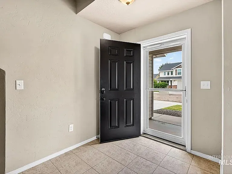 3 bed, 2330 sqft, $2,600 — Photo 2