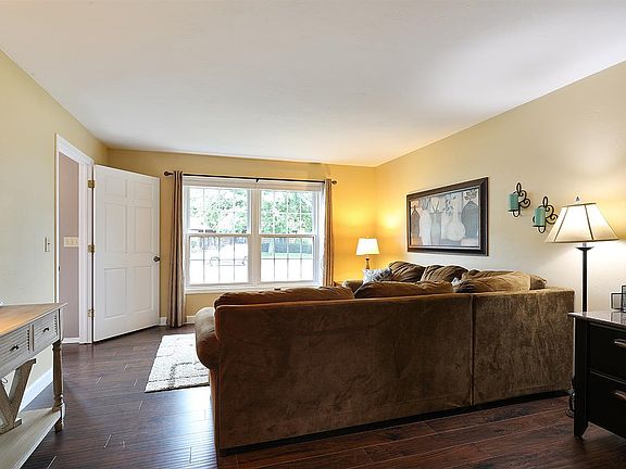 4th image of 2109 Cumberland Dr