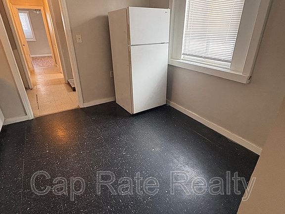 4th image of 1042 Loretta Ave