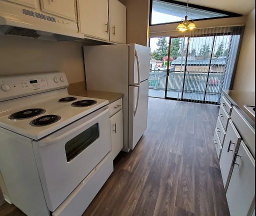 2nd image of 105 N St SE #0c95a58c8