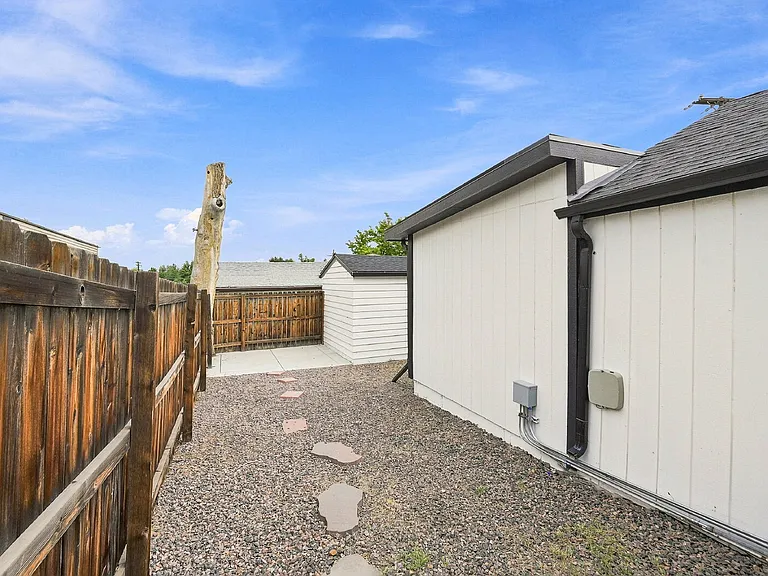 2201 W Warren Ave — Photo 16