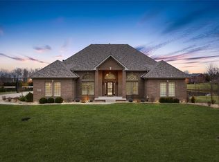 2511 Woodland Farms Dr, Columbus, IN 47201