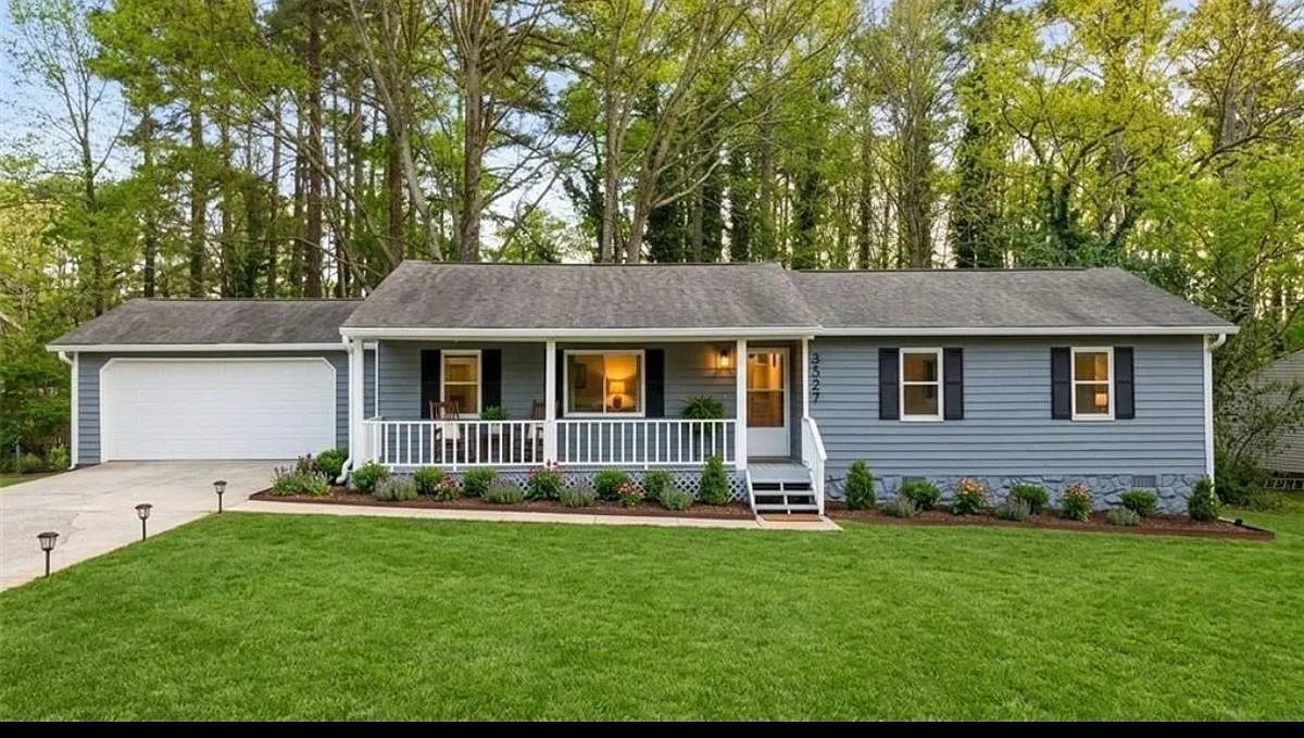 3 bed, 2.0 bath, 1366 sqft, $2,100 — Photo 1