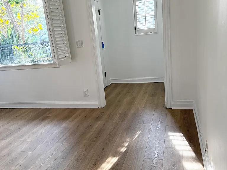 1082 Meadowbrook Ave — Photo 3