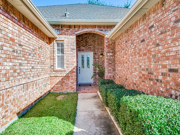 2nd image of 2304 Pinehurst Dr