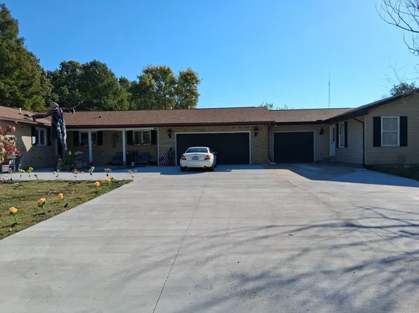 2105 Ironwood Ln, Charleston, IL 61920