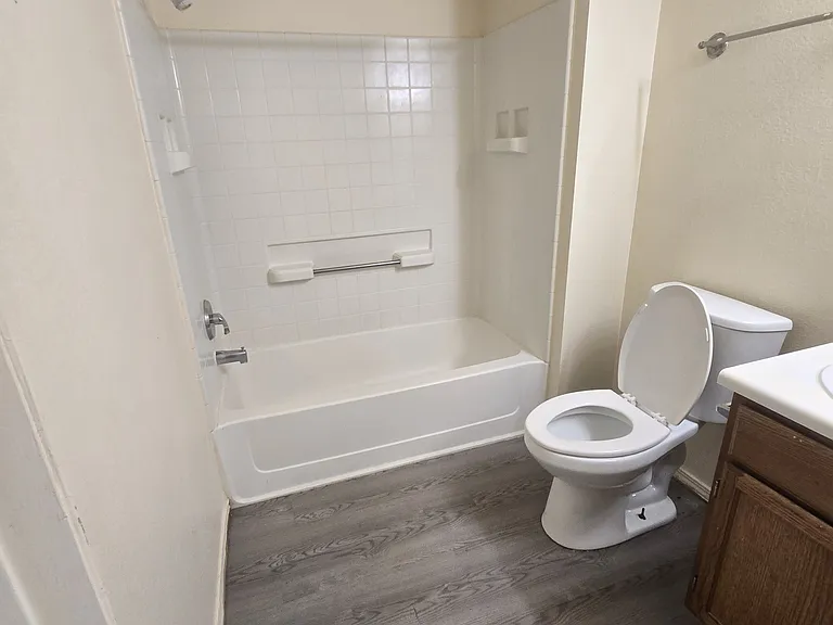 Las Lomas Apartments — Photo 17