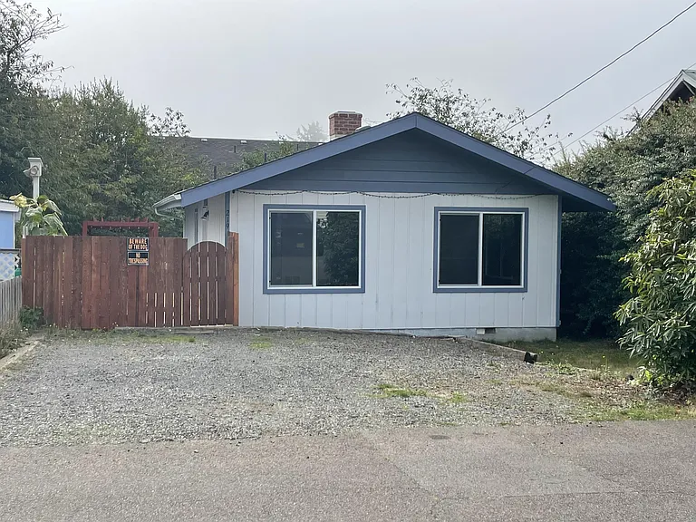 219 NW 20th St — Photo 1