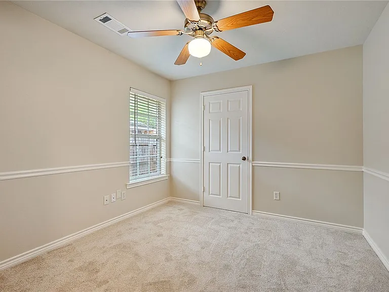 1208 Markham Ln — Photo 13
