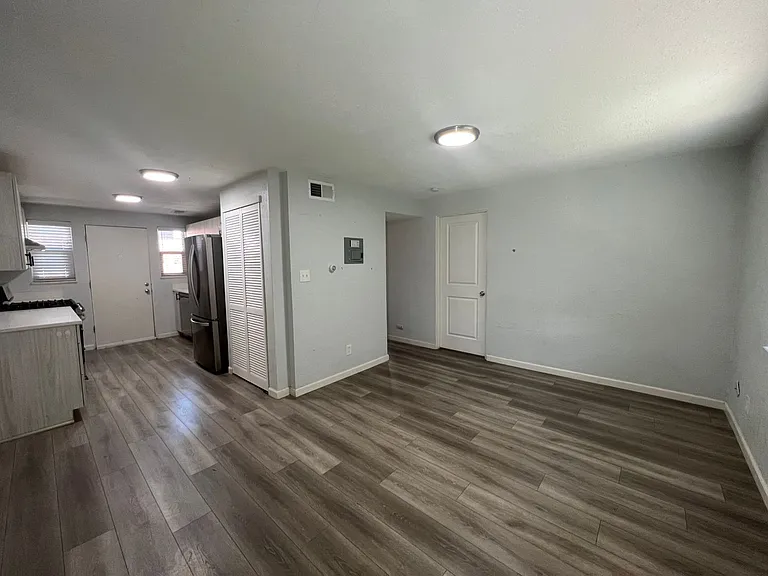 Beautifully Renovated 2 bedroom in Aurora! Right on the park and close to Stanley Marketplace! — Photo 3