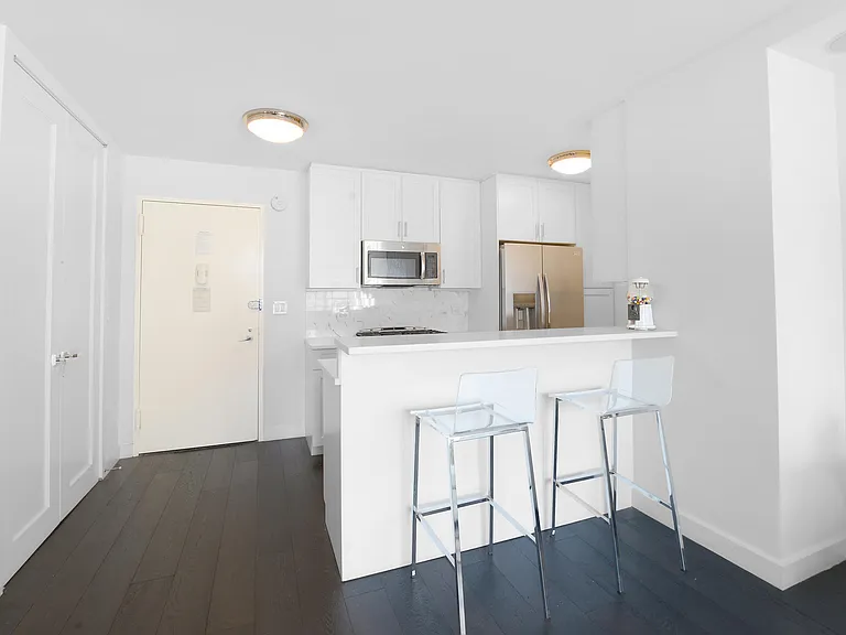 220 E 65th St #14D — Photo 3