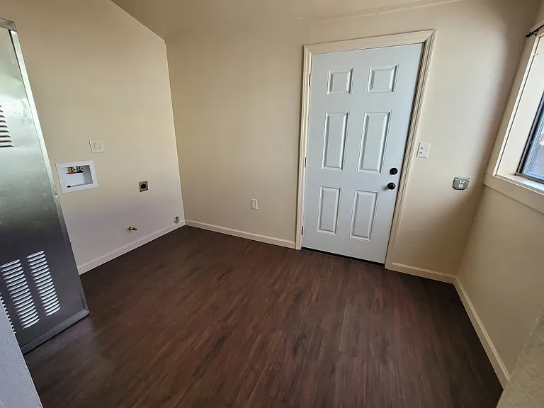 411 E Edison Ave — Photo 14