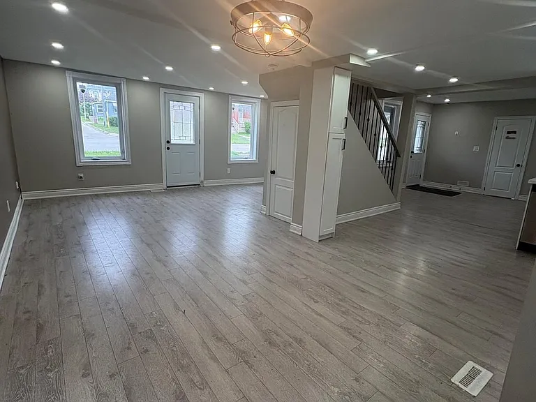 123 Charles St E — Photo 12
