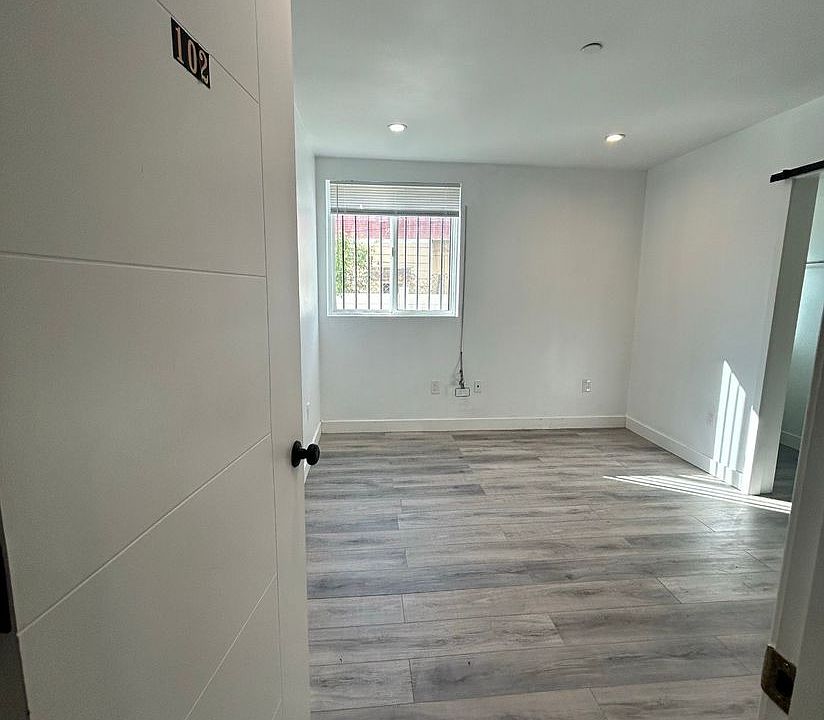 1st image of 1528 W 36th Pl #303