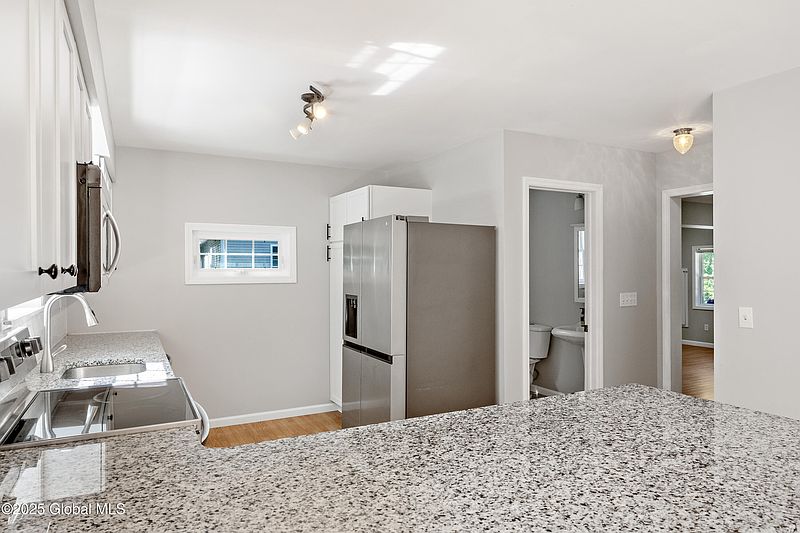 4th image of 21 Schuyler Way