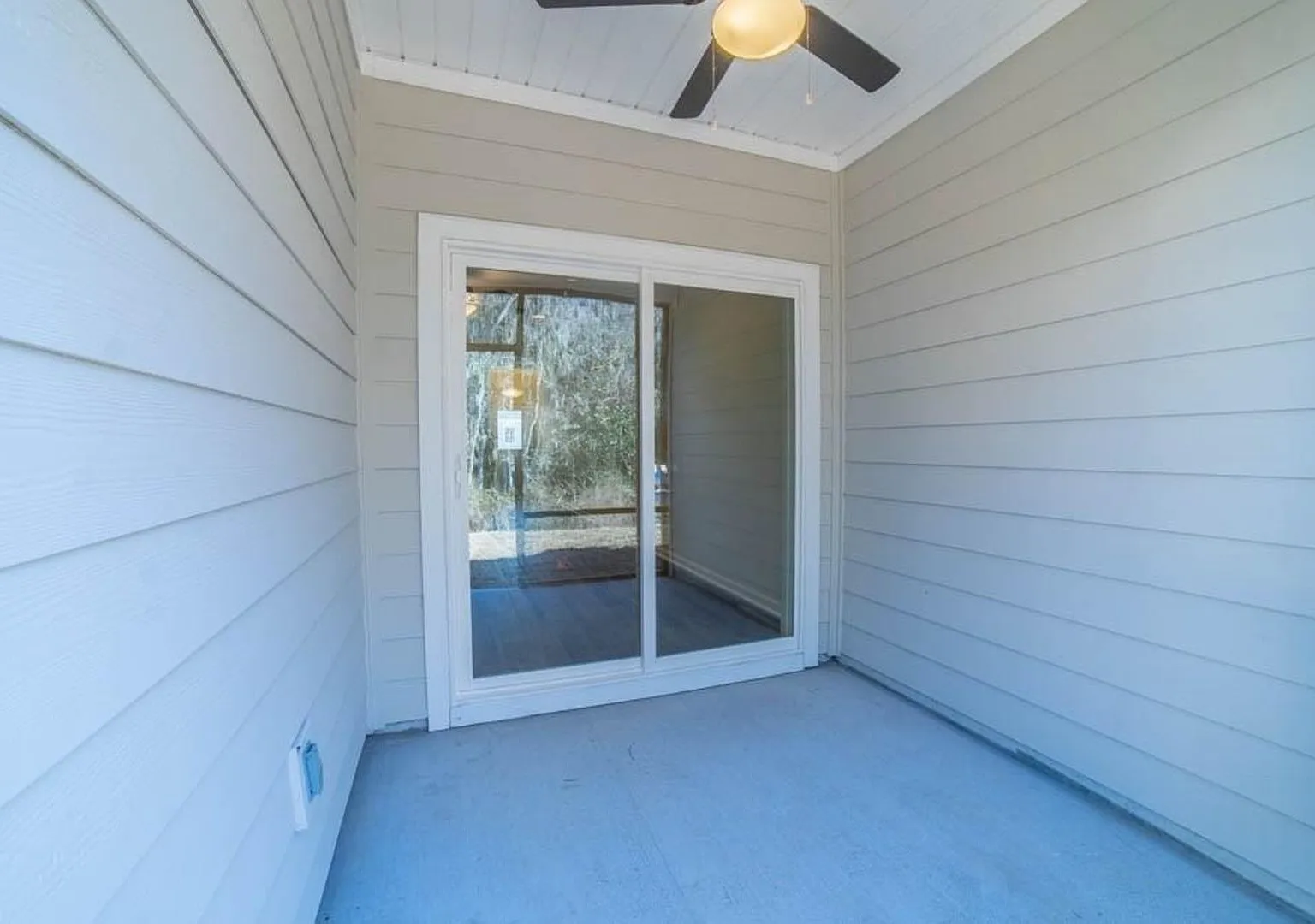 Beautiful 3-Bedroom Townhome in Sought-After Waterways Community — Photo 2