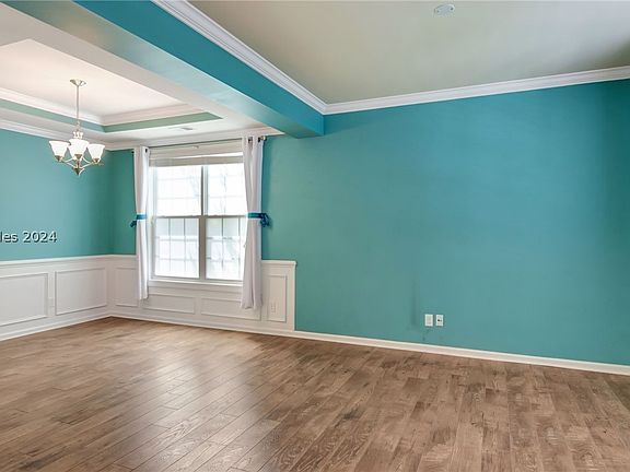 4th image of 8 Royal Holly Ct