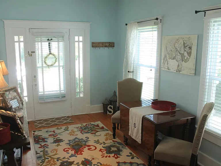 Entry/Dining Area