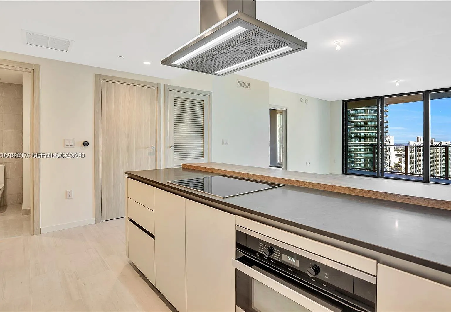 1 bed, 1.5 bath, 870 sqft, $4,750 — Photo 2