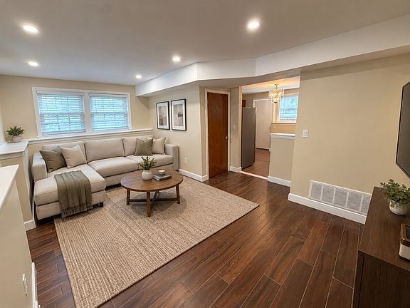 4th image of 131 Itasca St #1