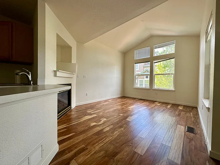 111 Rowena Pl — Photo 5
