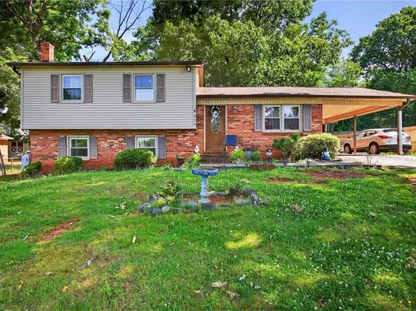 214 Stokes Forest Dr, King, NC 27021