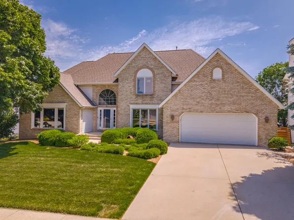 9 Red Stone Ct, Bloomington, IL 61704