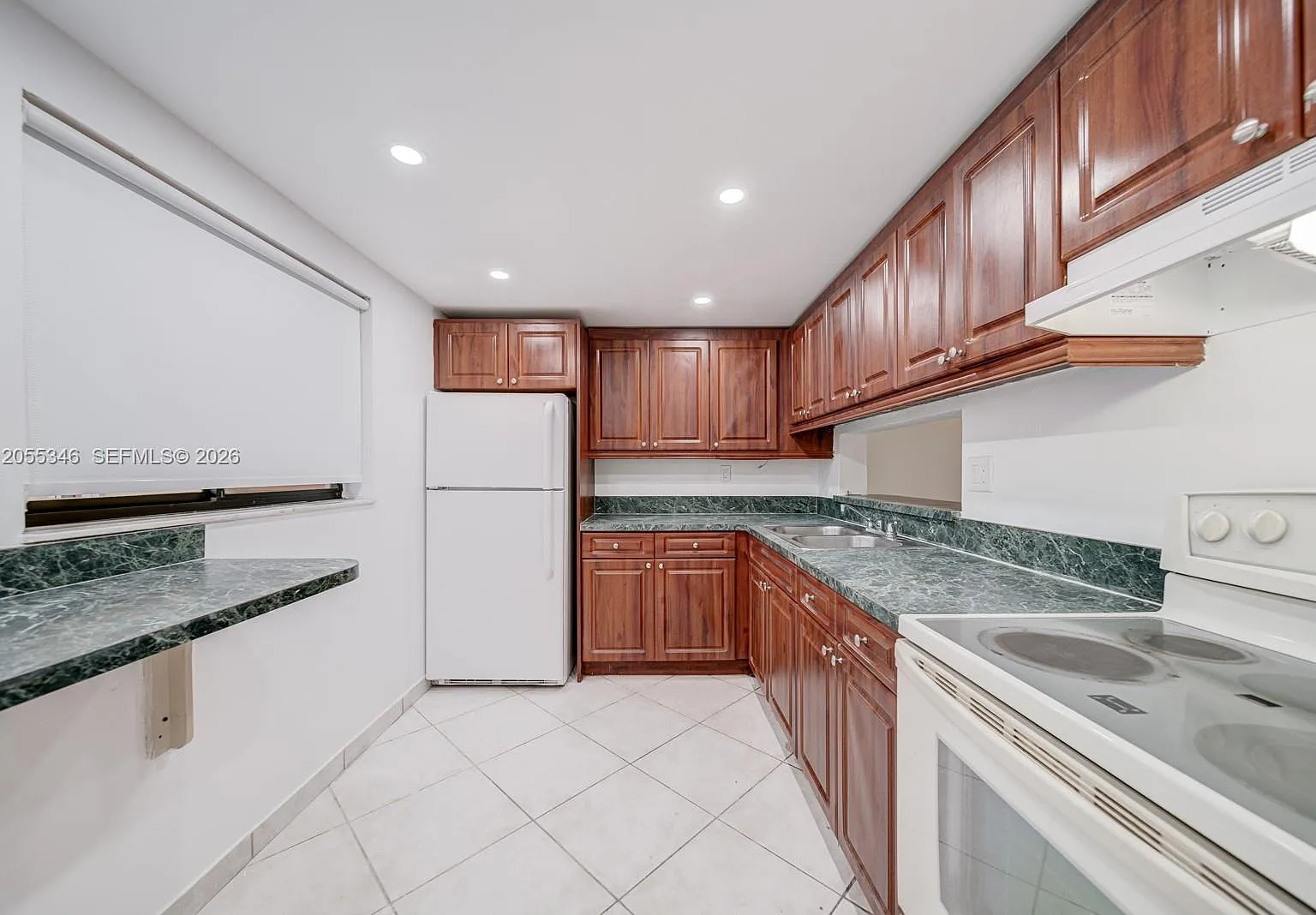 2 bed, 965 sqft, $2,400 — Photo 2