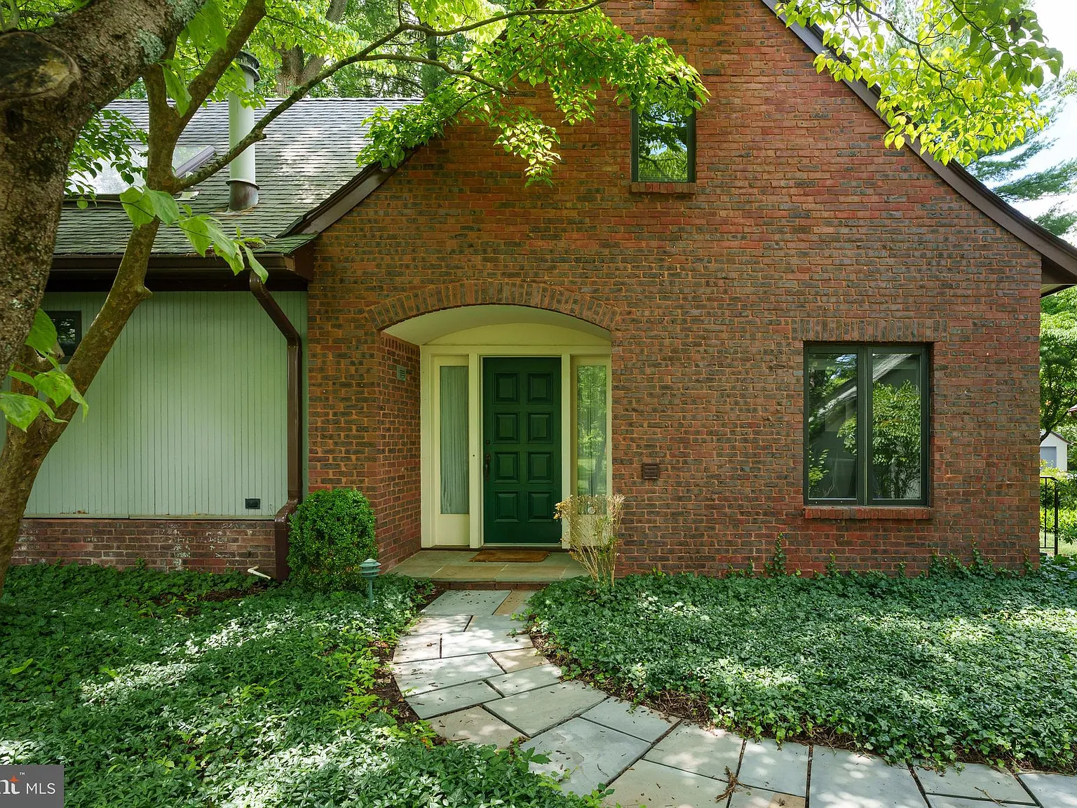 2 bed, 2.5 bath, 2433 sqft, $5,800 — Photo 3