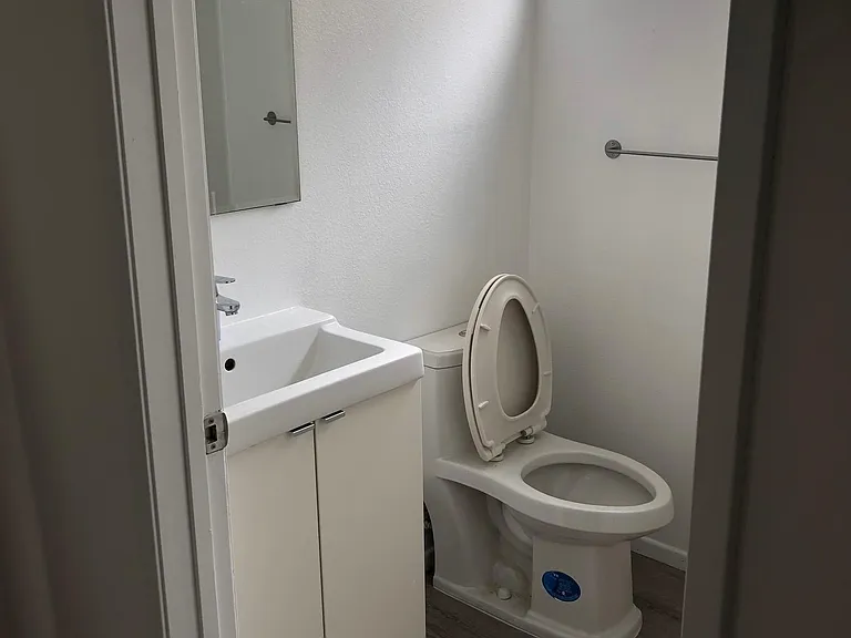 more detail of the bathroom.