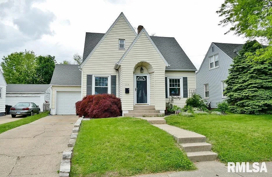 1215 E Richwoods Blvd photo 1